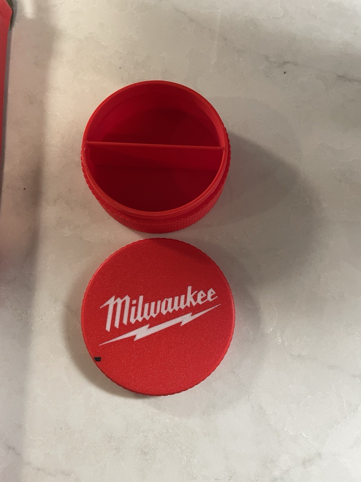 Milwaukee – Portable Band Saw Blades (48-39-0529) & Milwaukee Storage Container