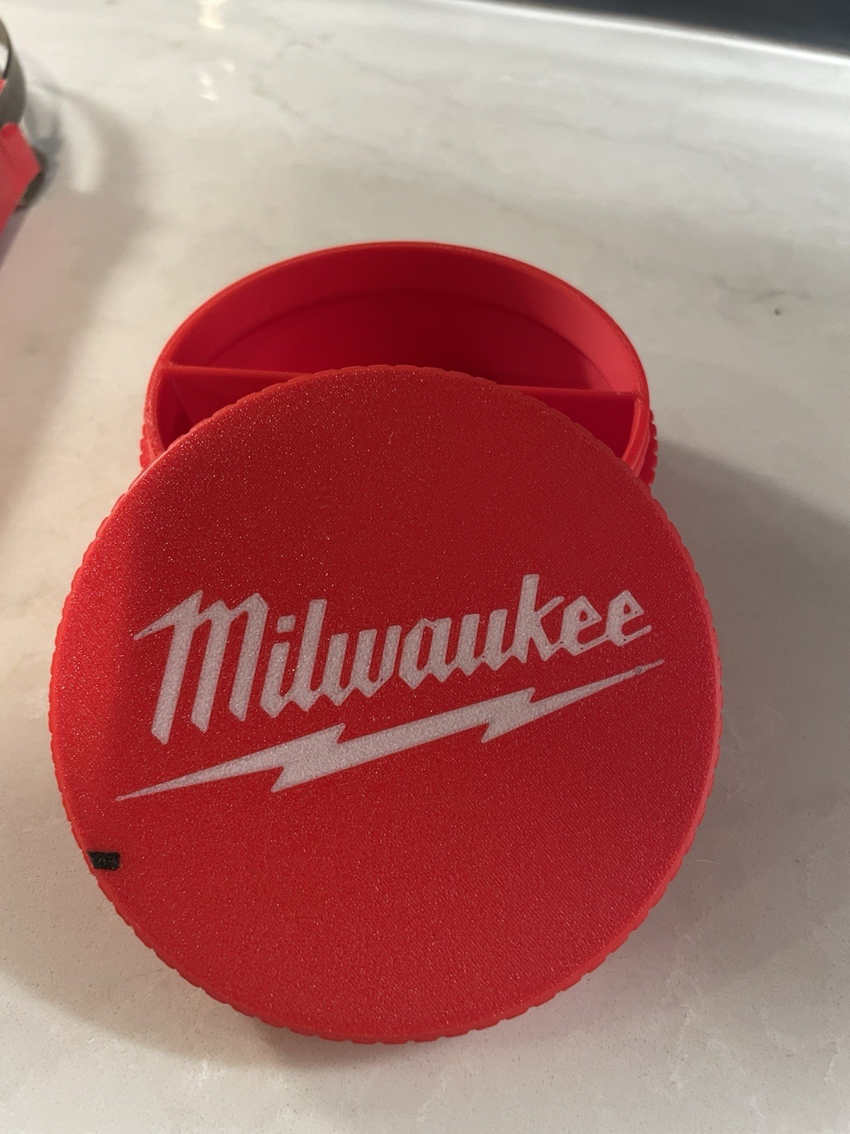 Milwaukee – Portable Band Saw Blades (48-39-0529) & Milwaukee Storage Container